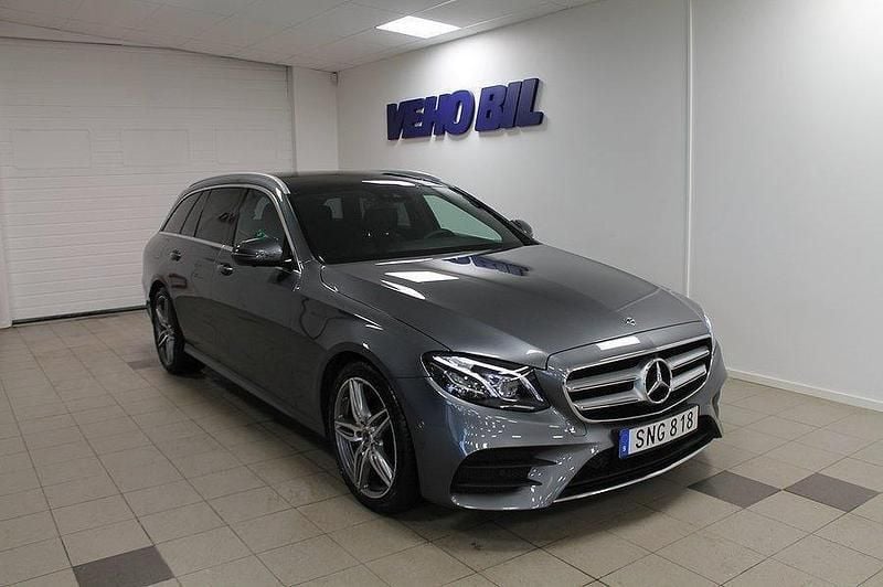 Grå Begagnad 2018 Mercedes E220 AMG line Kombi | 289 000 kr (Bra pris) - Bild 1/4