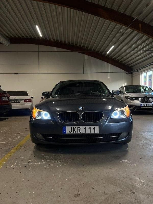 Grå Begagnad 2007 BMW 535 Sedan | 98 999 kr (Marknadspris) - Bild 1/4