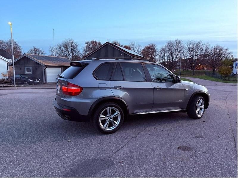 Grå Begagnad 2008 BMW X5 Sport Line SUV | 58 900 kr (Superpris) - Bild 1/4