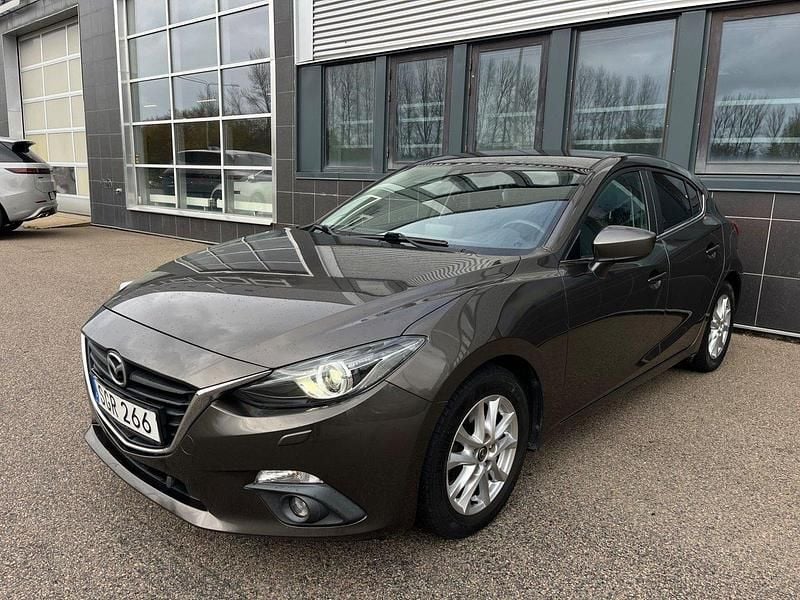 Brun Begagnad 2015 Mazda 3 Inclusive Halvkombi | 104 900 kr (Marknadspris) - Bild 1/4
