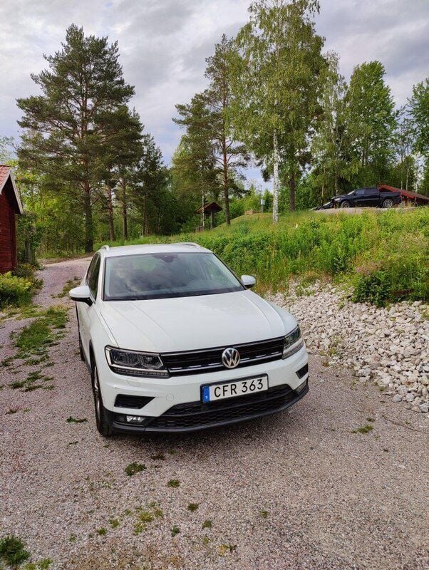 Vit Begagnad 2018 VW Tiguan SUV | 210 000 kr (Superpris) - Bild 1/4
