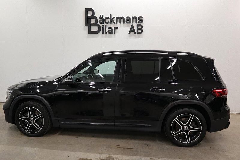 Svart (cosmos black metallic) Begagnad 2021 Mercedes GLB220 AMG SUV | 329 000 kr - Bild 1/4