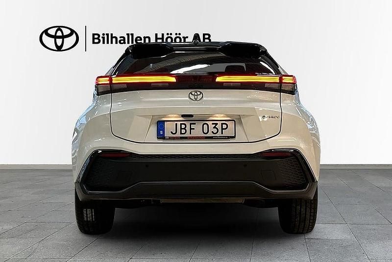 Begagnad Toyota C-HR Executive 151 HK (111 kW) 2024 Vit SUV