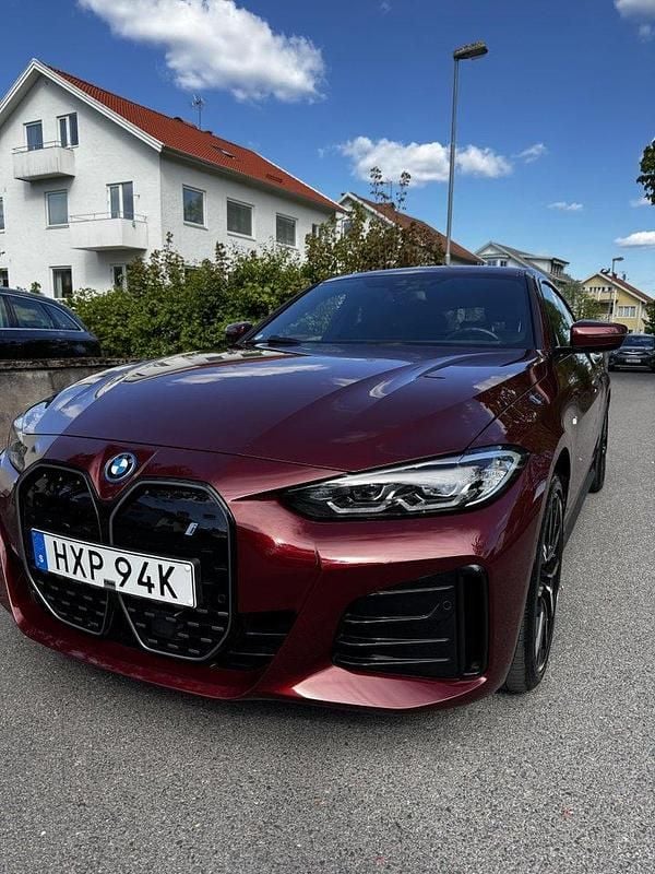 Röd Begagnad 2024 BMW i4 M Sport Sedan | 509 000 kr (Marknadspris) - Bild 1/4