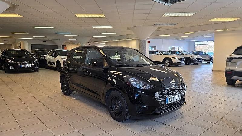 Begagnad Hyundai i10 Essential 67 HK (49 kW) 2022 Svart Halvkombi