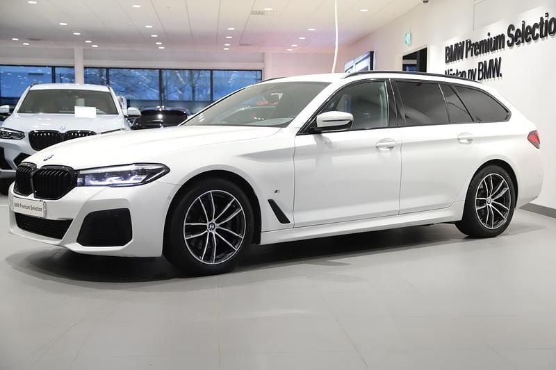 Vit Begagnad 2021 BMW 520 M Sport Kombi | 389 000 kr (Lite dyr) - Bild 1/2