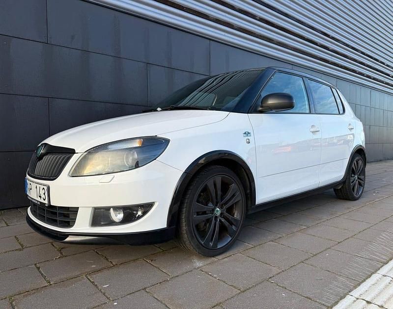Vit Begagnad 2013 Skoda Fabia Monte Carlo Halvkombi | 69 900 kr (Dyr) - Bild 1/4