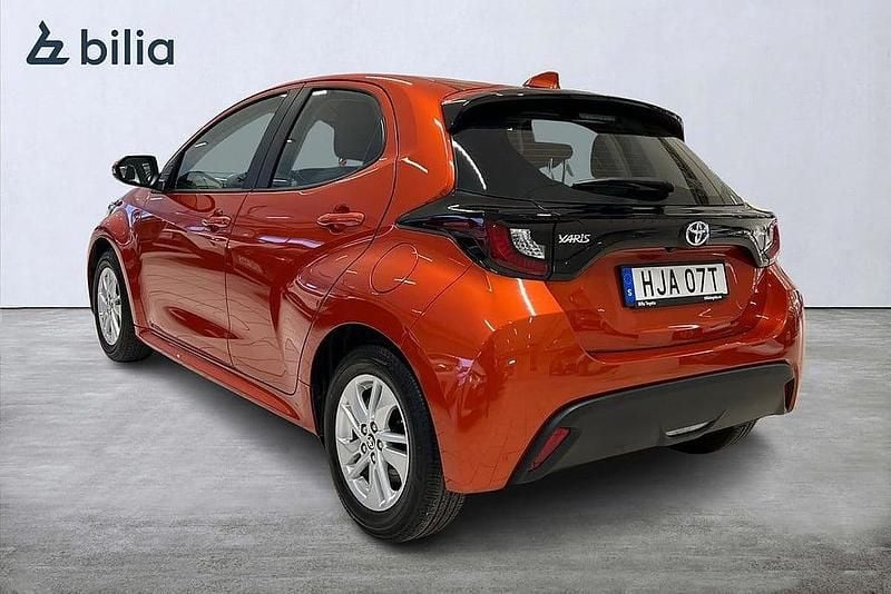 Begagnad Toyota Yaris Hybrid Active 117 HK (86 kW) 2022 Orange Halvkombi
