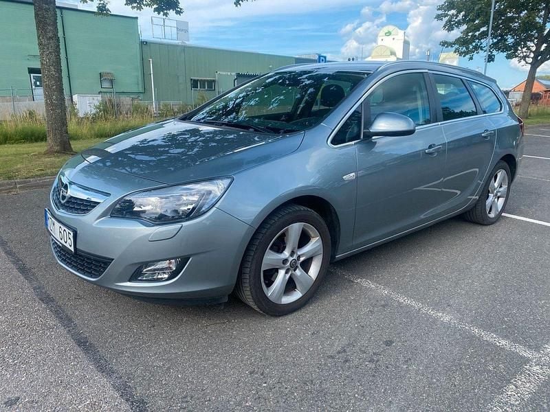 Grå Begagnad 2012 Opel Astra Enjoy Kombi | 59 900 kr (Bra pris) - Bild 1/4