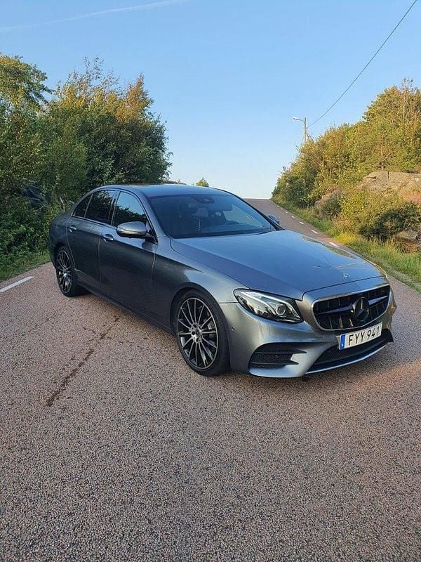 Grå Begagnad 2017 Mercedes E220 AMG line Sedan | 289 000 kr (Marknadspris) - Bild 1/4