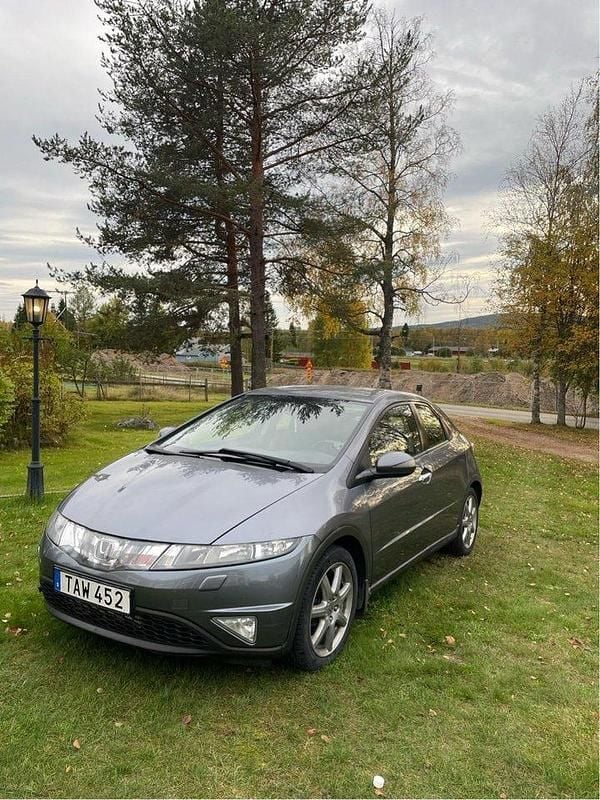 Grå Begagnad 2006 Honda Civic Sport Halvkombi | 29 500 kr (Marknadspris) - Bild 1/4