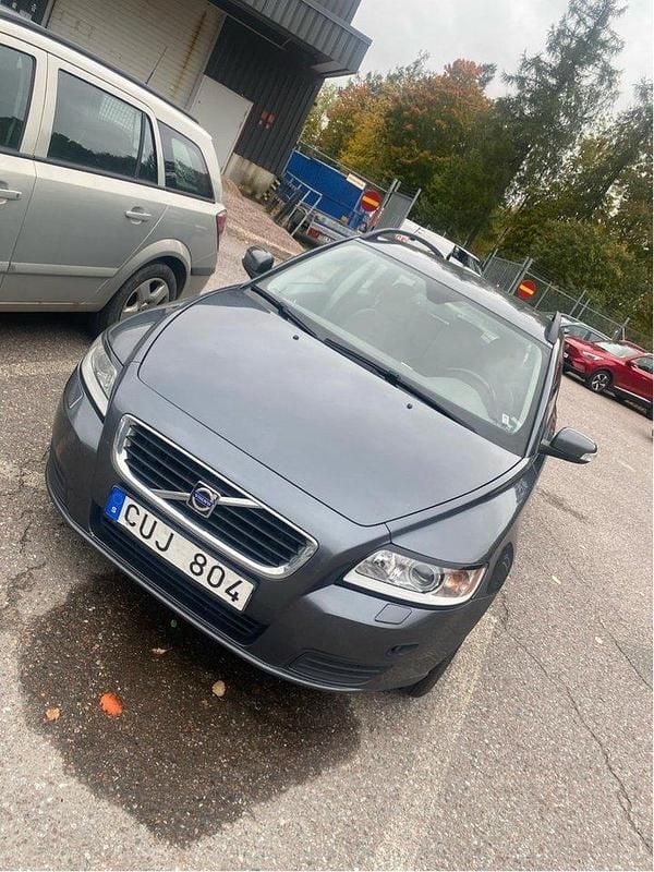 Grå Begagnad 2009 Volvo V50 Kinetic Kombi | 30 000 kr (Superpris) - Bild 1/4