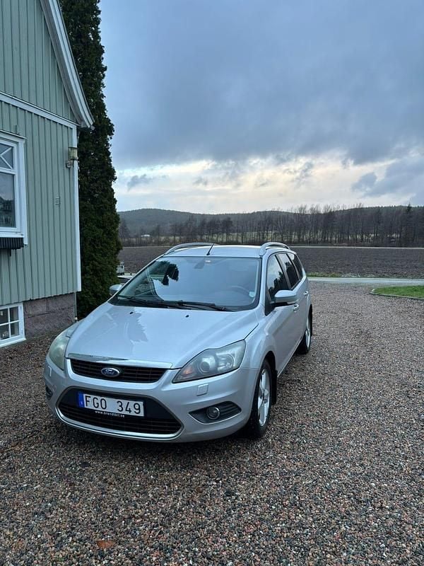 Silver Begagnad 2010 Ford Focus Kombi | 19 500 kr (Marknadspris) - Bild 1/3