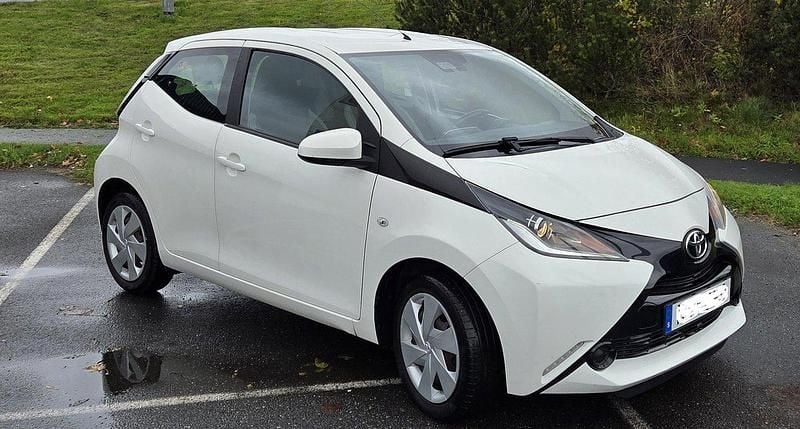 Vit Begagnad 2015 Toyota Aygo X-play Halvkombi | 69 000 kr (Marknadspris) - Bild 1/4