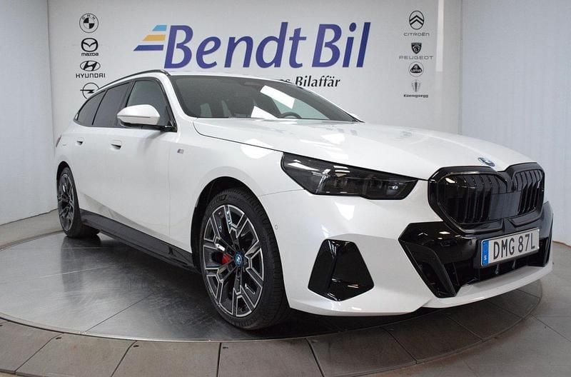 Vit Begagnad 2025 BMW i5 Comfort Edition Sedan | 734 500 kr (Superpris) - Bild 1/3