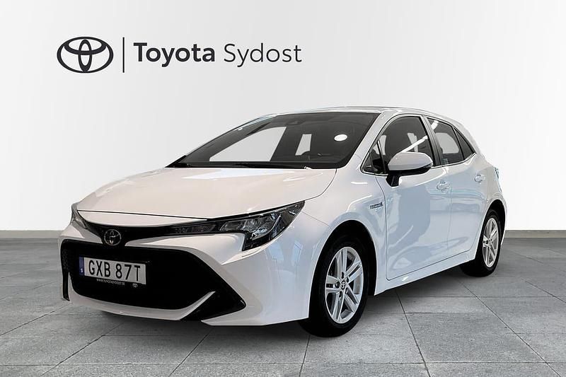 Vit Begagnad 2020 Toyota Corolla Hybrid Active Halvkombi | 224 000 kr (Marknadspris) - Bild 1/3