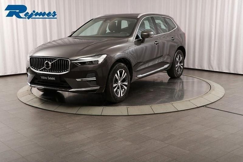 Grå (platinum grey metallic) Begagnad 2024 Volvo XC60 Core SUV | 479 900 kr (Superpris) - Bild 1/4