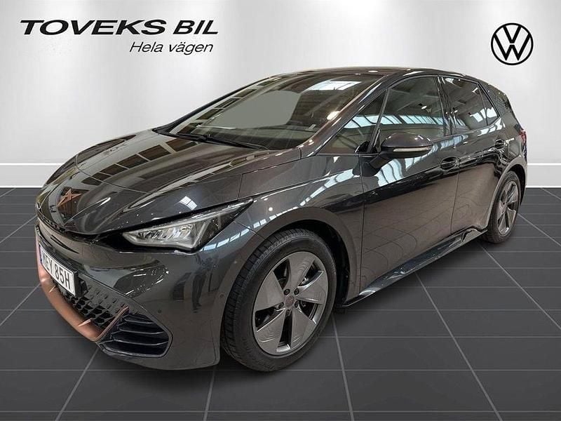 Mörkgrå (quasar grey metallic) Begagnad 2023 Cupra Born Halvkombi | 239 900 kr (Marknadspris) - Bild 1/4