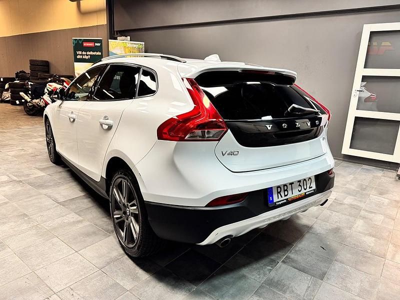 Begagnad Volvo V40 Summum 190 HK (139 kW) 2015 Vit Halvkombi