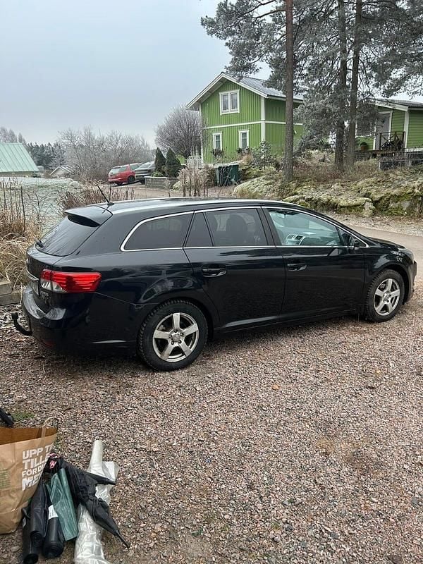 Svart Begagnad 2014 Toyota Avensis Kombi | 99 000 kr (Marknadspris) - Bild 1/4