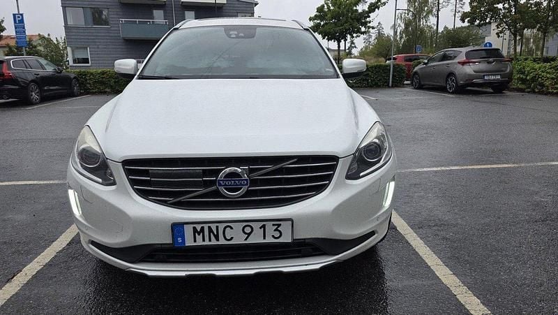 Vit Begagnad 2015 Volvo XC60 Ocean Race SUV | 195 000 kr (Marknadspris) - Bild 1/4