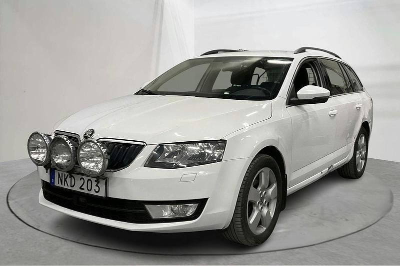 Vit Begagnad 2016 Skoda Octavia Sedan | 79 000 kr (Marknadspris) - Bild 1/4