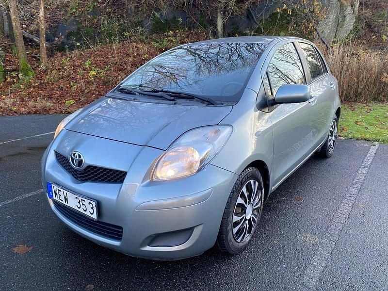 Grå Begagnad 2008 Toyota Yaris Halvkombi | 49 900 kr (Marknadspris) - Bild 1/4