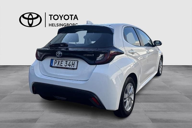Begagnad Toyota Yaris Hybrid Active 117 HK (86 kW) 2022 Vit Halvkombi