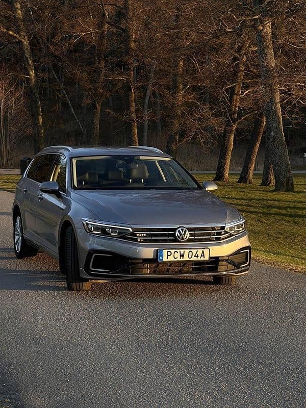 Silver Begagnad 2020 VW Passat GTE Kombi | 195 000 kr (Bra pris) - Bild 1/4