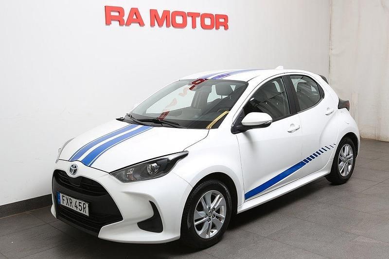Vit Begagnad 2020 Toyota Yaris Hybrid Active Halvkombi | 169 800 kr (Marknadspris) - Bild 1/3