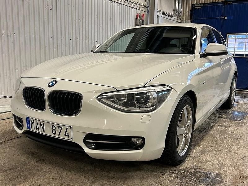 Vit Begagnad 2011 BMW 118 Sport Line Halvkombi | 89 999 kr (Marknadspris) - Bild 1/4