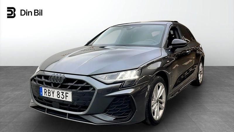 Daytonagrå pärleffekt Begagnad 2025 Audi A3 S-Line Sedan | 499 000 kr - Bild 1/4