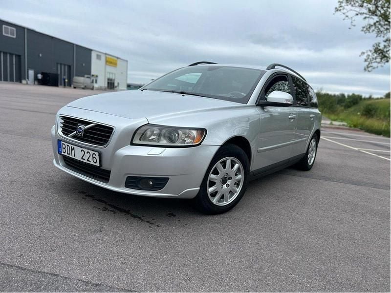 Grå Begagnad 2010 Volvo V50 Kinetic Kombi | 49 900 kr (Marknadspris) - Bild 1/4