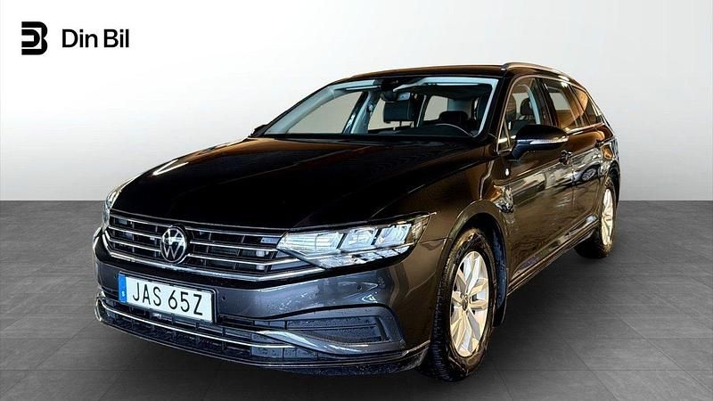 Mörkgrå Begagnad 2023 VW Passat Business Kombi | 319 900 kr (Marknadspris) - Bild 1/4
