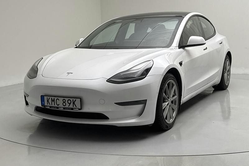 Vit Begagnad 2021 Tesla Model 3 Sedan | 239 000 kr (Bra pris) - Bild 1/4