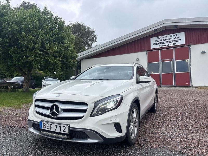 Vit Begagnad 2014 Mercedes GLA220 SUV | 179 000 kr (Marknadspris) - Bild 1/4