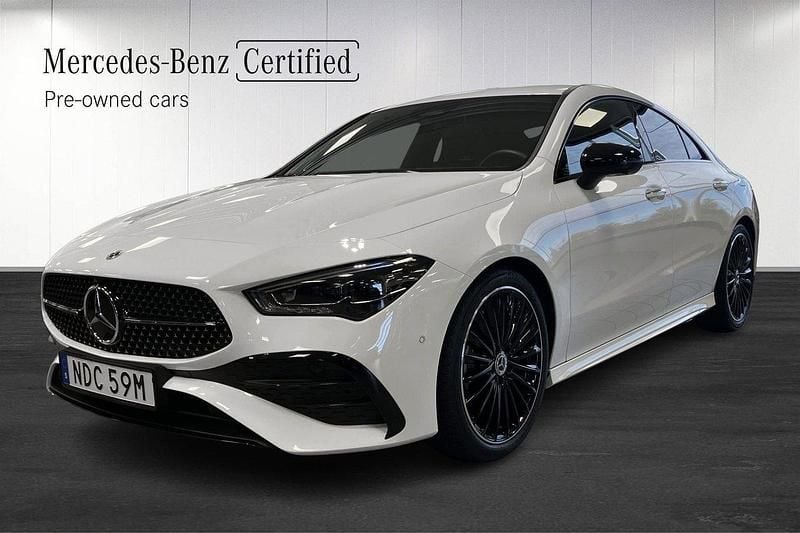 Vit Begagnad 2024 Mercedes CLA200 AMG line Sportkupé | 395 000 kr (Lite dyr) - Bild 1/4