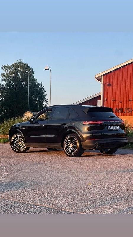 Svart Begagnad 2020 Porsche Cayenne Chrono SUV | 520 000 kr - Bild 1/2