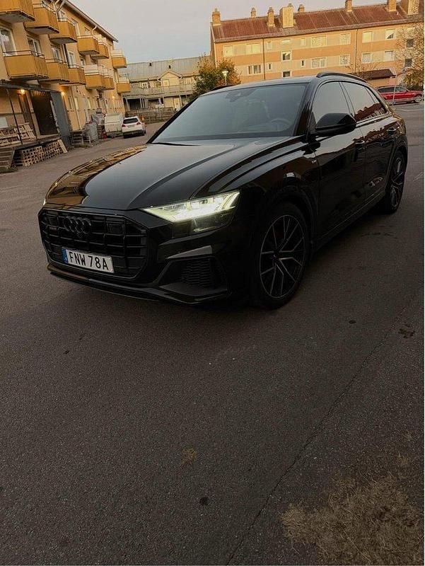 Svart Begagnad 2020 Audi Q8 S-Line SUV | 590 000 kr (Marknadspris) - Bild 1/4