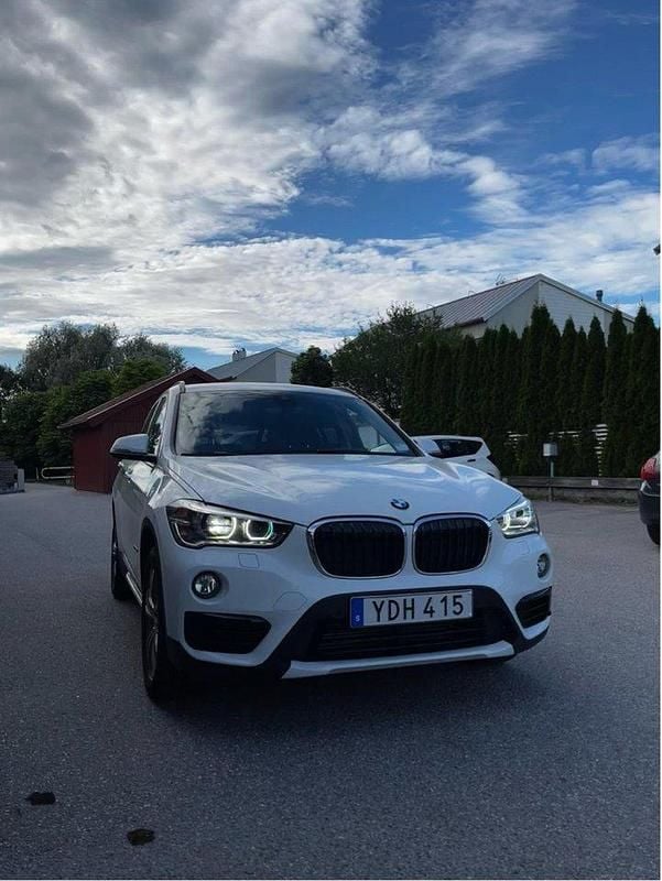 Vit Begagnad 2016 BMW X1 Sport Line SUV | 195 000 kr (Marknadspris) - Bild 1/4