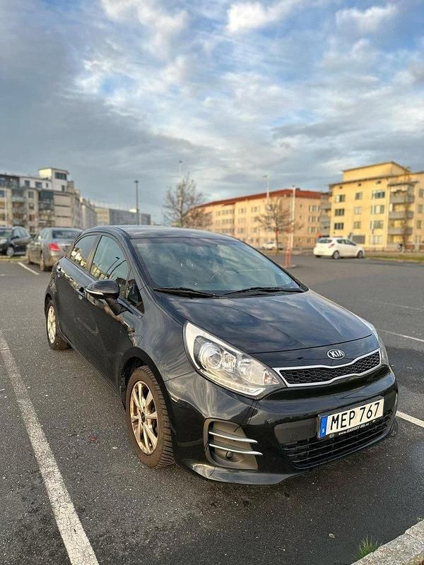 Svart Begagnad 2016 Kia Rio Halvkombi | 76 900 kr (Marknadspris) - Bild 1/4