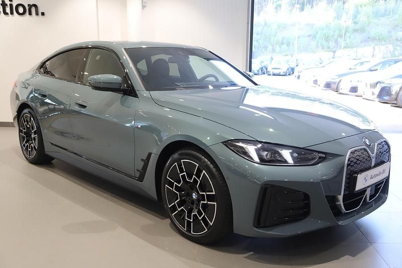 Grön Ny 2026 BMW i4 M Sport Sedan | 639 000 kr (Superpris) - Bild 1/3