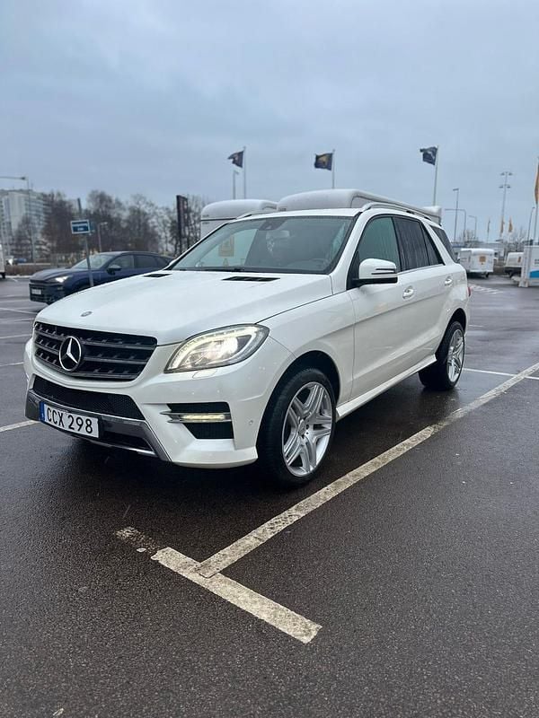 Diamond white metallic finish (799u) Begagnad 2013 Mercedes ML350 AMG line SUV | 155 000 kr (Bra pris) - Bild 1/4