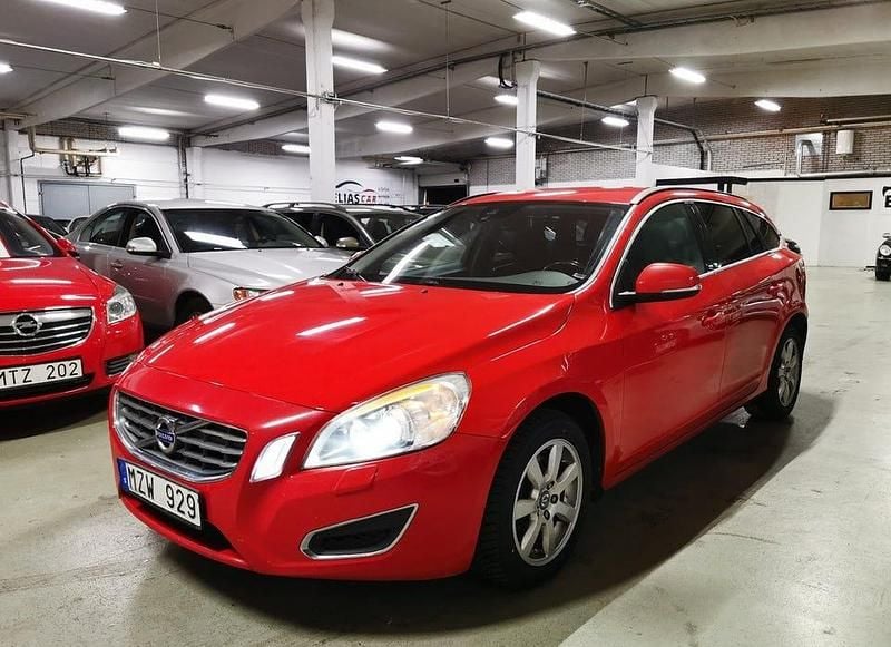 Röd Begagnad 2012 Volvo V60 Momentum Kombi | 49 900 kr (Dyr) - Bild 1/4
