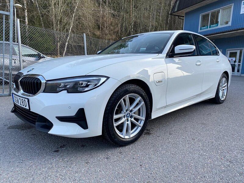 Vit Begagnad 2021 BMW 330e Sport Line Sedan | 289 900 kr (Superpris) - Bild 1/4