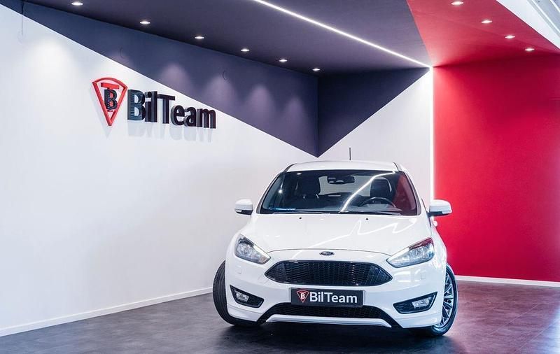 Vit Begagnad 2017 Ford Focus ST-Line Kombi | 159 900 kr (Marknadspris) - Bild 1/4