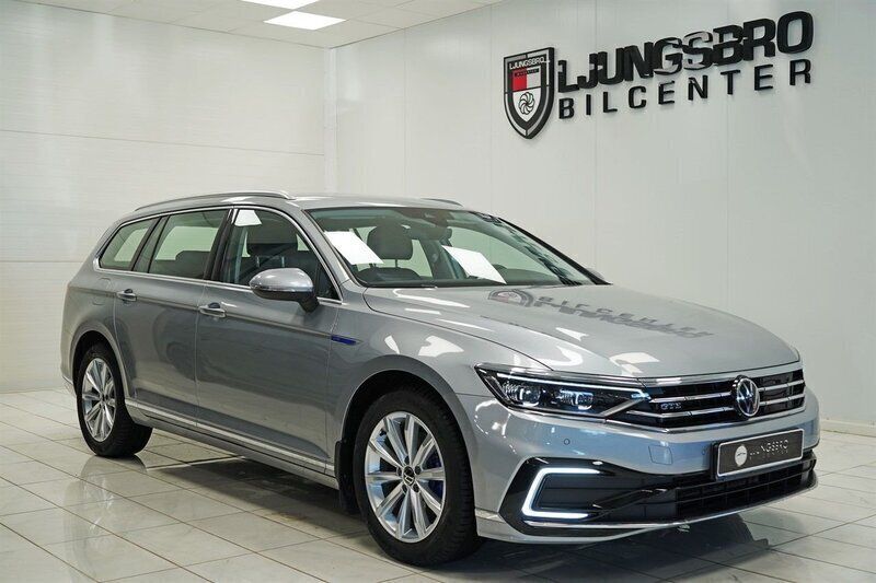 Silver Begagnad 2022 VW Passat Executive Kombi | 339 900 kr (Dyr) - Bild 1/4