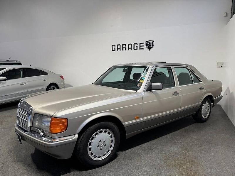 Grå Begagnad 1987 Mercedes 300 SE Sedan | 149 900 kr - Bild 1/4