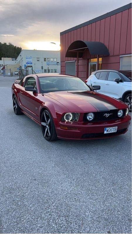 Röd Begagnad 2005 Ford Mustang GT Sportkupé | 159 000 kr (Lite dyr) - Bild 1/4