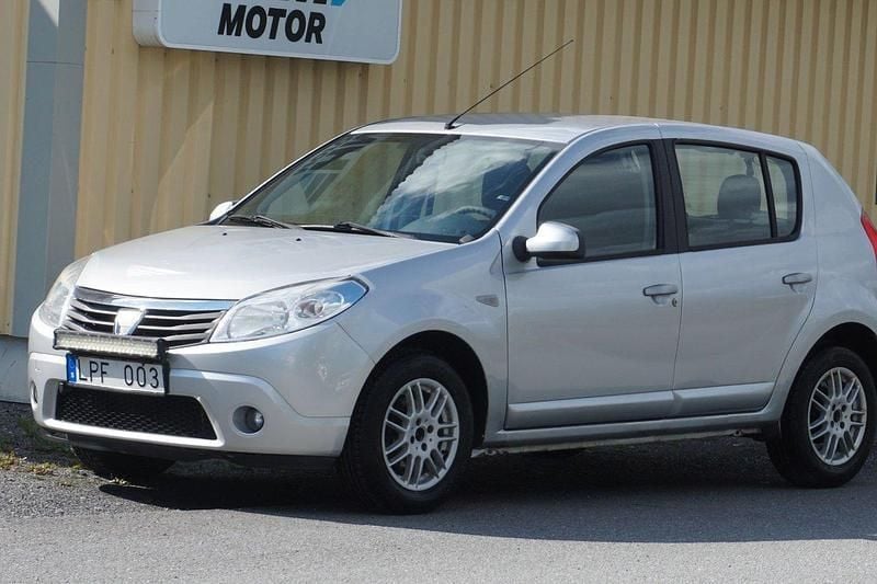 Silver Begagnad 2011 Dacia Sandero Halvkombi | 29 900 kr - Bild 1/4